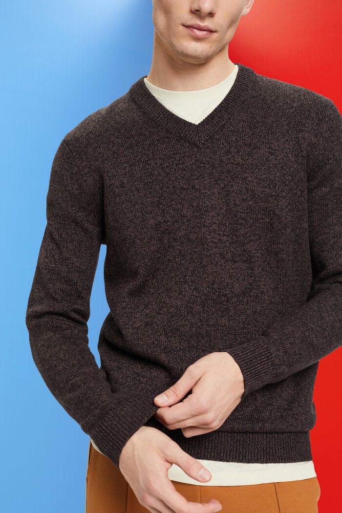 Dvoubarevný pletený pulovr se špičatým výstřihem, DARK BROWN, detail image number 2